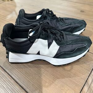 Black and white new balance tennis shoes 327.